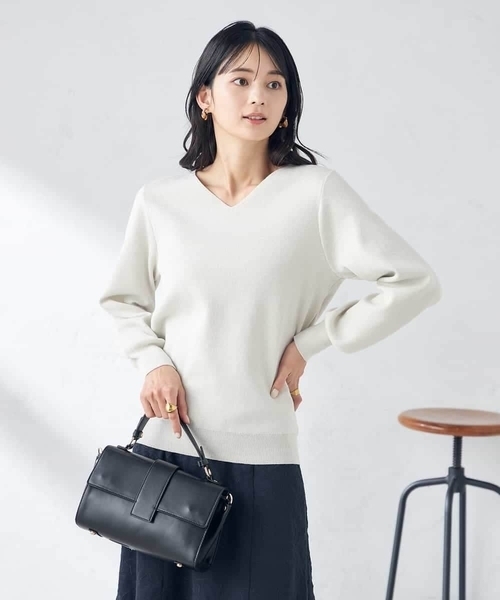 a.v.v（アーヴェヴェ）の「【アンサンブル対応】Vネックパフスリーブラメニット（ニット/セーター・レディース・クリーム/アイボリー・34/42/38/36/40）」の2枚目の写真