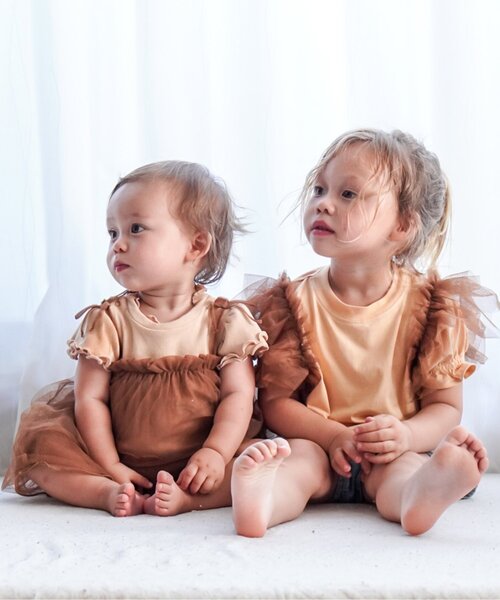 p.premier（ピードットプルミエ）の「【ジュニア対応】ボリュームチュールパフスリーブ半袖Tシャツ（Tシャツ/カットソー・キッズ・オレンジ/チャコール/ピンク/オフホワイト・120/110/100/90/80/140/130）」の9枚目の写真