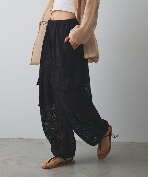 ELLEgirl(エルガール)の「レースカーゴパンツ【ELLEgirl/エルガール】(カーゴパンツ・レディース・ホワイト/ブラック・FREE)」の2枚目の写真