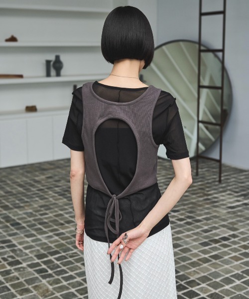 AIC.(エーアイシー)の「バックオープンリブビスチェ/シアーTシャツアンサンブル(Tシャツ/カットソー・レディース・チャコールグレー/オフホワイト/イエロー・FREE)」の2枚目の写真