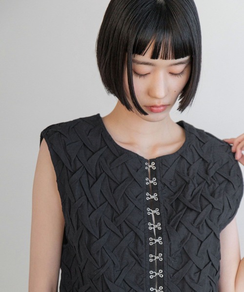 yuw（ユウ）の「ハンドスモッキングベスト　 250056（ベスト・レディース・ブラック/オフホワイト・FREE）」の2枚目の写真