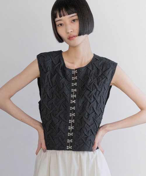 yuw（ユウ）の「ハンドスモッキングベスト　 250056（ベスト・レディース・ブラック/オフホワイト・FREE）」の6枚目の写真