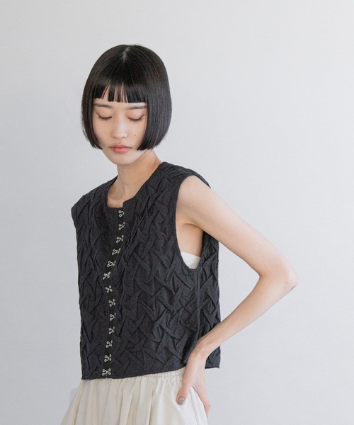 yuw（ユウ）の「ハンドスモッキングベスト　 250056（ベスト・レディース・ブラック/オフホワイト・FREE）」の7枚目の写真