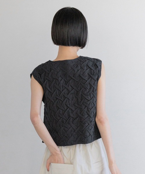yuw（ユウ）の「ハンドスモッキングベスト　 250056（ベスト・レディース・ブラック/オフホワイト・FREE）」の8枚目の写真