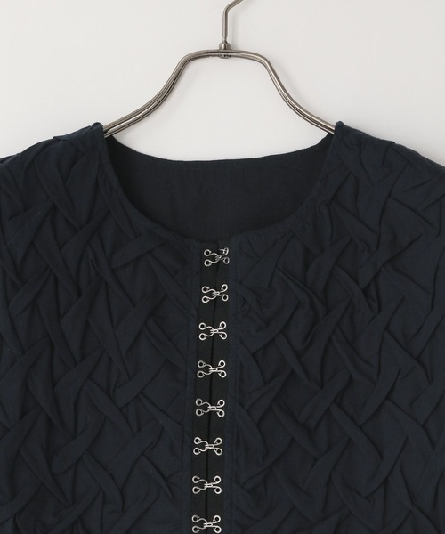 yuw（ユウ）の「ハンドスモッキングベスト　 250056（ベスト・レディース・ブラック/オフホワイト・FREE）」の13枚目の写真