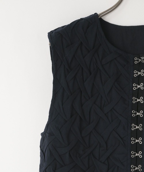 yuw（ユウ）の「ハンドスモッキングベスト　 250056（ベスト・レディース・ブラック/オフホワイト・FREE）」の14枚目の写真