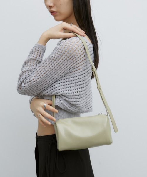 Aunt Marie's(アントマリーズ)の「フェイクレザースクエアショルダーバッグ / 500ml収納可能(ショルダーバッグ・レディース・ブラック/カーキ/ピンク・FREE)」の13枚目の写真