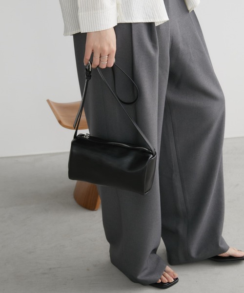 Aunt Marie's(アントマリーズ)の「フェイクレザースクエアショルダーバッグ / 500ml収納可能(ショルダーバッグ・レディース・ブラック/カーキ/ピンク・FREE)」の10枚目の写真