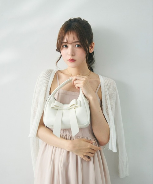 Olu.（オルドット）の「リボンモチーフラウンドバッグ（ハンドバッグ・レディース・ブラック/ベビーピンク/シルバー/ホワイト・FREE）」の2枚目の写真