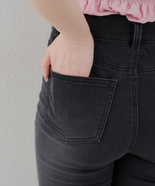 Another Branch olive des olive(アナザーブランチオリーブデオリーブ)の「フロントポッケセミフレアデニム(デニムパンツ・レディース・ブラック/ケミカルウォッシュ・SMALL/MEDIUM)」の8枚目の写真