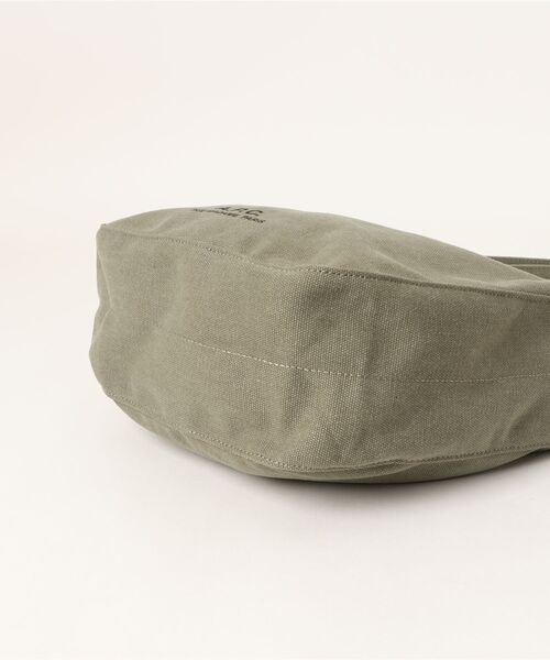 A.P.C.（アーペーセー）の「BESACE JOURNAL SMALL（ボディバッグ/ウエストポーチ・メンズ・カーキ・ONESIZE）」の3枚目の写真