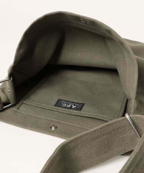 A.P.C.（アーペーセー）の「BESACE JOURNAL SMALL（ボディバッグ/ウエストポーチ・メンズ・カーキ・ONESIZE）」の4枚目の写真