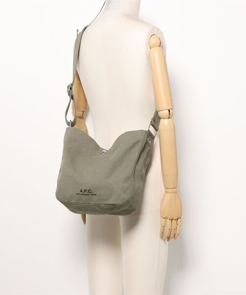 A.P.C.（アーペーセー）の「BESACE JOURNAL SMALL（ボディバッグ/ウエストポーチ・メンズ・カーキ・ONESIZE）」の5枚目の写真