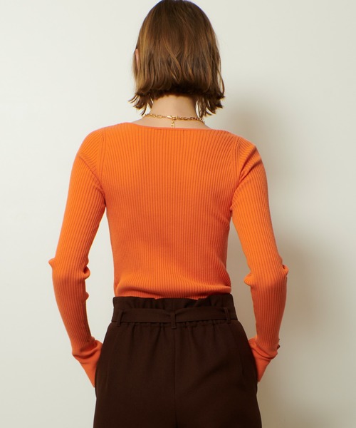 allureville（アルアバイル）の「袖釦Vネックプルオーバー（ニット/セーター・レディース・ブラック/オフホワイト/キャメル/オレンジ・2）」の17枚目の写真