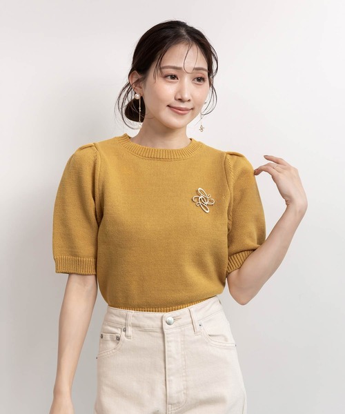 RANDA（ランダ）の「モノグラムブローチ付ニットトップス（ニット/セーター・レディース・ホワイト/ブルー/イエロー/ダークグレー・FREE）」の4枚目の写真