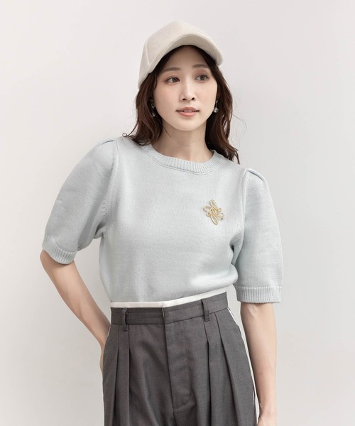 RANDA（ランダ）の「モノグラムブローチ付ニットトップス（ニット/セーター・レディース・ホワイト/ブルー/イエロー/ダークグレー・FREE）」の3枚目の写真