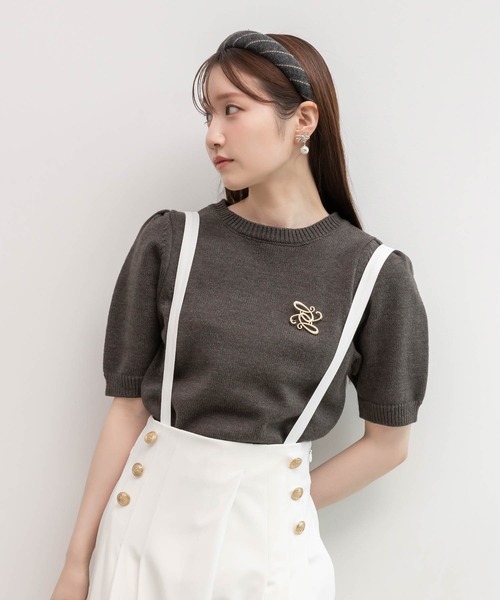 RANDA（ランダ）の「モノグラムブローチ付ニットトップス（ニット/セーター・レディース・ホワイト/ブルー/イエロー/ダークグレー・FREE）」の2枚目の写真