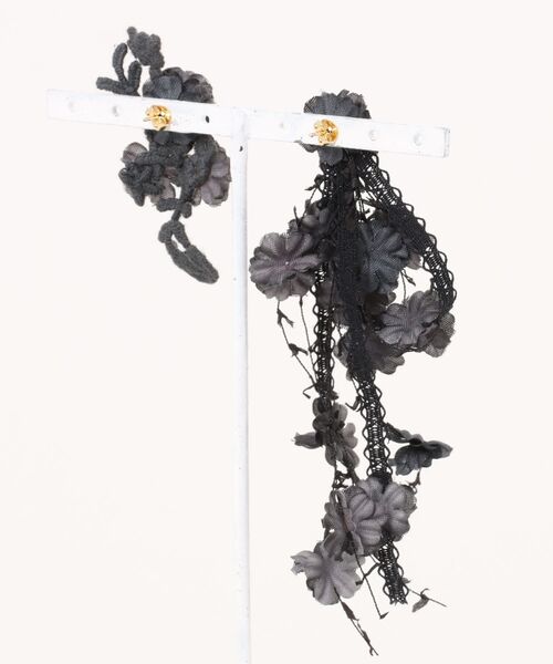 m.soeur（エムスール）の「小さなお花のアシンメトリーピアス（ピアス（両耳用）・レディース・ラベンダー/ブラック/ホワイト・FREE）」の13枚目の写真