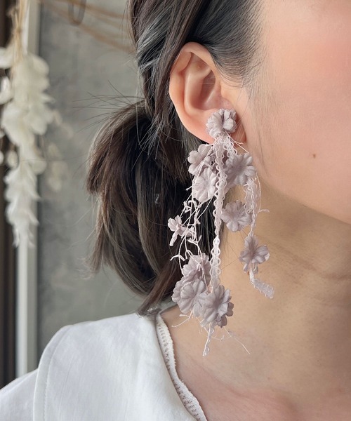 m.soeur（エムスール）の「小さなお花のアシンメトリーピアス（ピアス（両耳用）・レディース・ラベンダー/ブラック/ホワイト・FREE）」の3枚目の写真