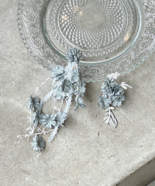 m.soeur(エムスール)の「小さなお花のアシンメトリーピアス(ピアス(両耳用)・レディース・ラベンダー/ブラック/ホワイト/ブルー・FREE)」の4枚目の写真