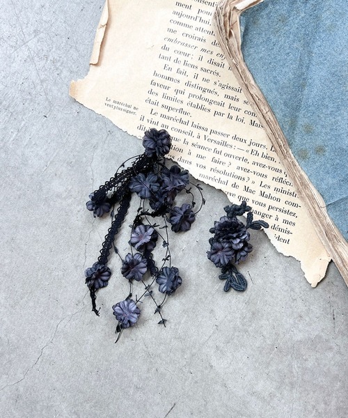 m.soeur（エムスール）の「小さなお花のアシンメトリーピアス（ピアス（両耳用）・レディース・ラベンダー/ブラック/ホワイト・FREE）」の2枚目の写真