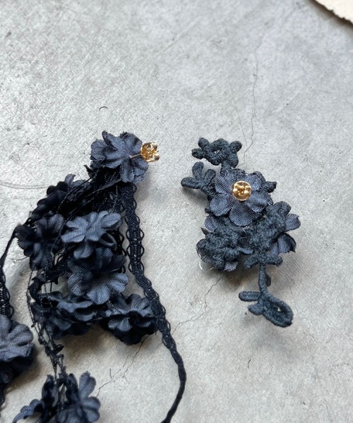 m.soeur（エムスール）の「小さなお花のアシンメトリーピアス（ピアス（両耳用）・レディース・ラベンダー/ブラック/ホワイト・FREE）」の11枚目の写真