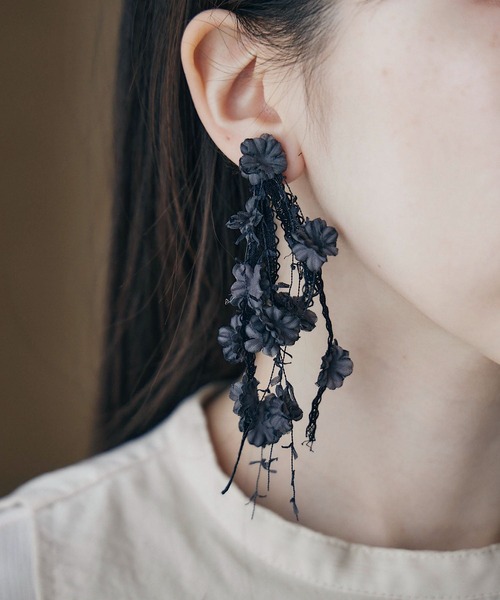 m.soeur（エムスール）の「小さなお花のアシンメトリーピアス（ピアス（両耳用）・レディース・ラベンダー/ブラック/ホワイト・FREE）」の6枚目の写真