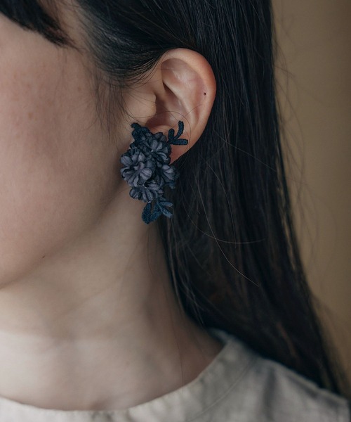 m.soeur（エムスール）の「小さなお花のアシンメトリーピアス（ピアス（両耳用）・レディース・ラベンダー/ブラック/ホワイト・FREE）」の7枚目の写真