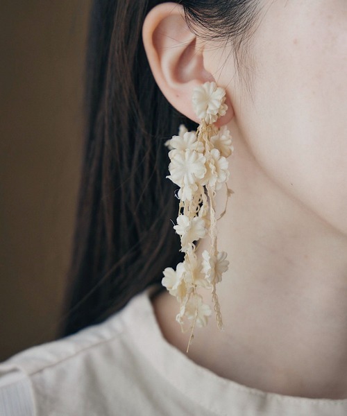 m.soeur（エムスール）の「小さなお花のアシンメトリーピアス（ピアス（両耳用）・レディース・ラベンダー/ブラック/ホワイト・FREE）」の4枚目の写真