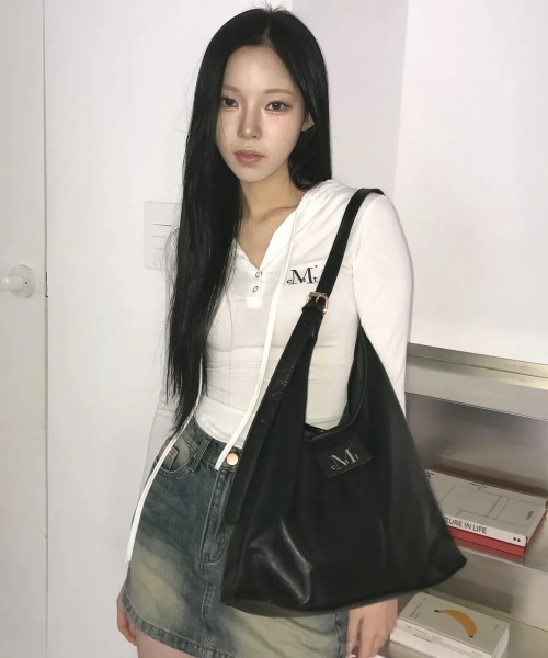 MUCENT（ムセント）の「◇MUCENT◇ブランド直輸入正規品/クレセント レザー ショルダーバッグ CRESCENT LEATHER SHOULDER BAG（ショルダーバッグ・レディース・ブラック・FREE）」の5枚目の写真