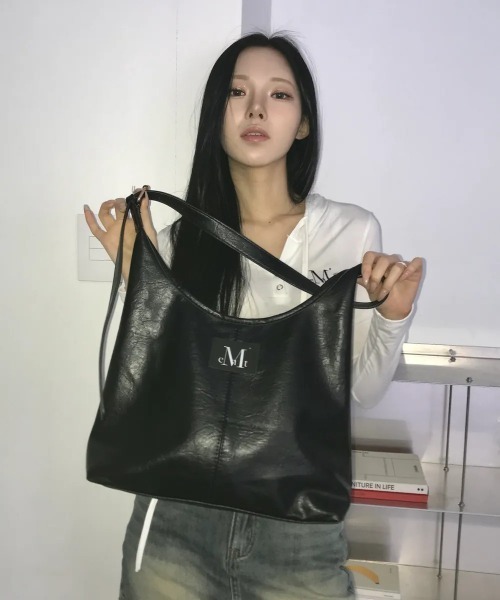 MUCENT（ムセント）の「◇MUCENT◇ブランド直輸入正規品/クレセント レザー ショルダーバッグ CRESCENT LEATHER SHOULDER BAG（ショルダーバッグ・レディース・ブラック・FREE）」の3枚目の写真