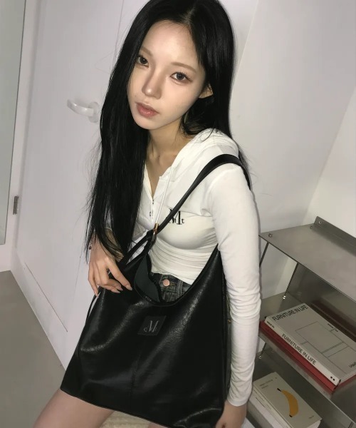 MUCENT（ムセント）の「◇MUCENT◇ブランド直輸入正規品/クレセント レザー ショルダーバッグ CRESCENT LEATHER SHOULDER BAG（ショルダーバッグ・レディース・ブラック・FREE）」の7枚目の写真