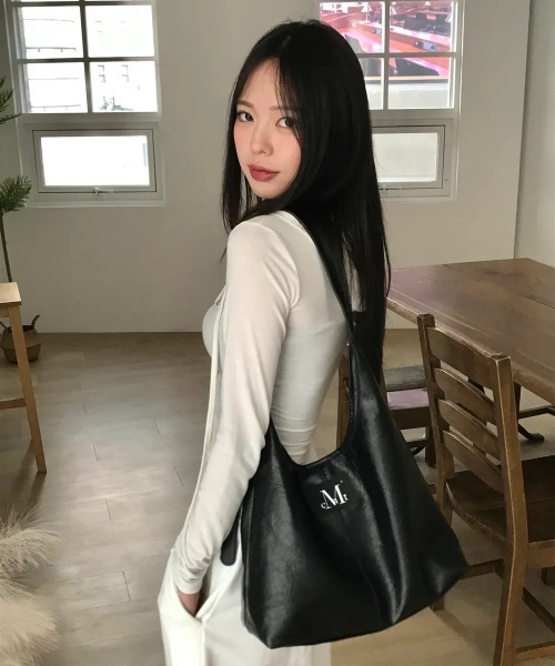 MUCENT（ムセント）の「◇MUCENT◇ブランド直輸入正規品/クレセント レザー ショルダーバッグ CRESCENT LEATHER SHOULDER BAG（ショルダーバッグ・レディース・ブラック・FREE）」の9枚目の写真