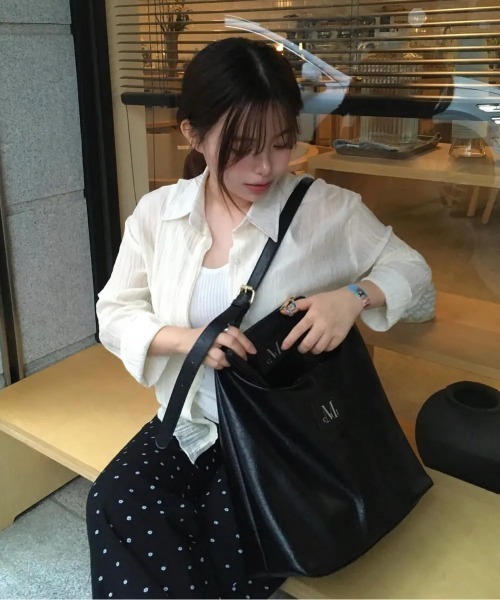 MUCENT（ムセント）の「◇MUCENT◇ブランド直輸入正規品/クレセント レザー ショルダーバッグ CRESCENT LEATHER SHOULDER BAG（ショルダーバッグ・レディース・ブラック・FREE）」の20枚目の写真