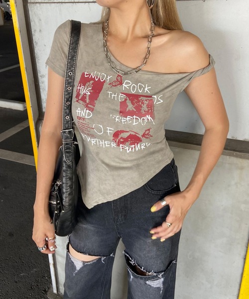 non-hedge(ノンヘッジ)の「ロックプリントイレギュラーヘムワンショルダーTシャツ(Tシャツ/カットソー・レディース・ブラック/ベージュ/オフホワイト・FREE)」の1枚目の写真