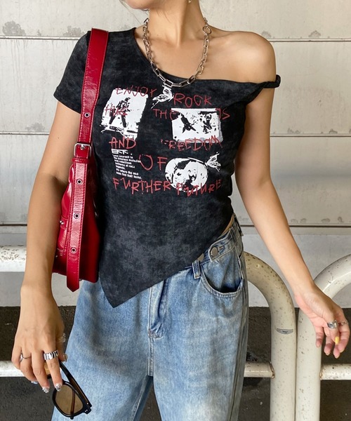 non-hedge(ノンヘッジ)の「ロックプリントイレギュラーヘムワンショルダーTシャツ(Tシャツ/カットソー・レディース・ブラック/ベージュ/オフホワイト・FREE)」の3枚目の写真