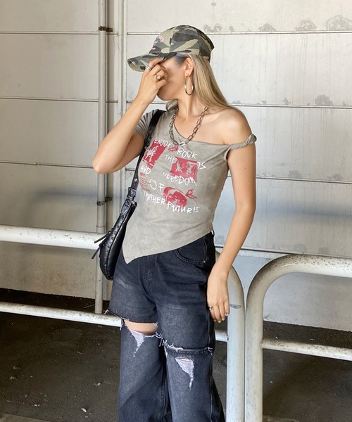 non-hedge(ノンヘッジ)の「ロックプリントイレギュラーヘムワンショルダーTシャツ(Tシャツ/カットソー・レディース・ブラック/ベージュ/オフホワイト・FREE)」の9枚目の写真