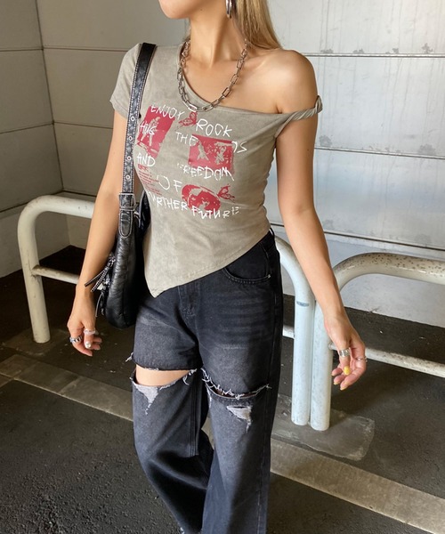 non-hedge(ノンヘッジ)の「ロックプリントイレギュラーヘムワンショルダーTシャツ(Tシャツ/カットソー・レディース・ブラック/ベージュ/オフホワイト・FREE)」の11枚目の写真