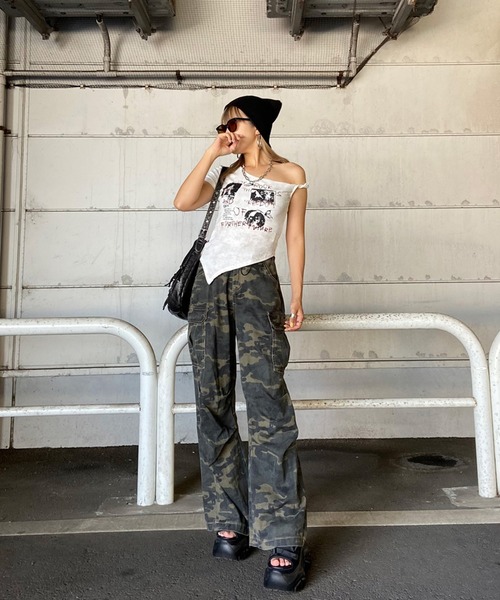 non-hedge(ノンヘッジ)の「ロックプリントイレギュラーヘムワンショルダーTシャツ(Tシャツ/カットソー・レディース・ブラック/ベージュ/オフホワイト・FREE)」の13枚目の写真
