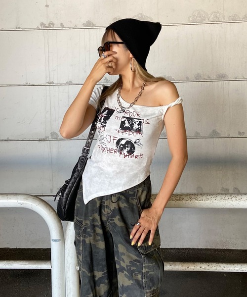 non-hedge(ノンヘッジ)の「ロックプリントイレギュラーヘムワンショルダーTシャツ(Tシャツ/カットソー・レディース・ブラック/ベージュ/オフホワイト・FREE)」の14枚目の写真