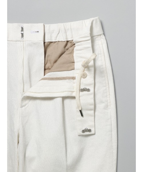 SUIT SQUARE（スーツスクエア）の「GOOVI タックテーパードパンツ ストレッチ（スラックス・メンズ・ホワイト系・1/2）」の4枚目の写真