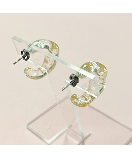 tone(トーン)の「【Seolrem】アクリル箔入りフープピアス(MA)(ピアス(両耳用)・レディース・ゴールド・FREE)」の4枚目の写真
