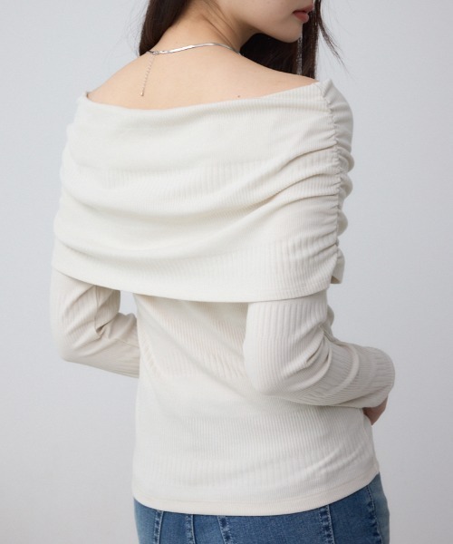 AZUL by moussy（アズールバイマウジー）の「オフショルダーロングスリーブカットトップス（Tシャツ/カットソー・レディース・ブラック/チャコールグレー/アイボリー・SMALL/MEDIUM）」の2枚目の写真