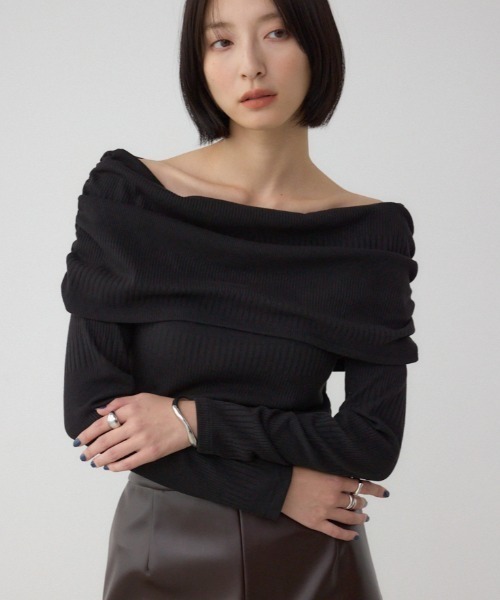 AZUL by moussy（アズールバイマウジー）の「オフショルダーロングスリーブカットトップス（Tシャツ/カットソー・レディース・ブラック/チャコールグレー/アイボリー・SMALL/MEDIUM）」の3枚目の写真
