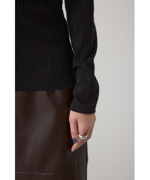 AZUL by moussy（アズールバイマウジー）の「オフショルダーロングスリーブカットトップス（Tシャツ/カットソー・レディース・ブラック/チャコールグレー/アイボリー・SMALL/MEDIUM）」の6枚目の写真