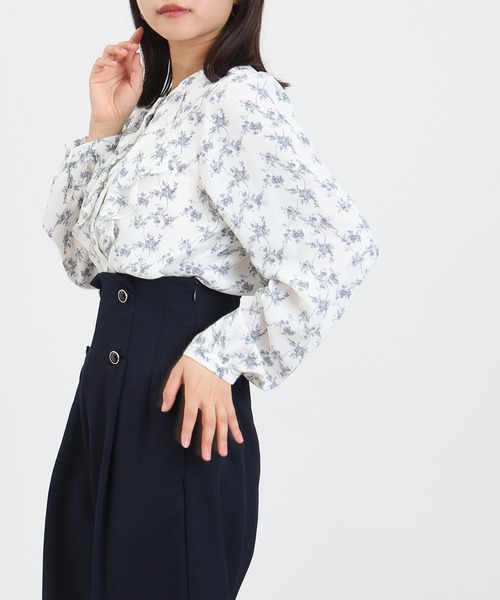 ASTORIA ODIER（アストリアオディール）の「花柄フリルブラウス（シャツ/ブラウス・レディース・アイボリー/ブラック・MEDIUM/LARGE）」の4枚目の写真