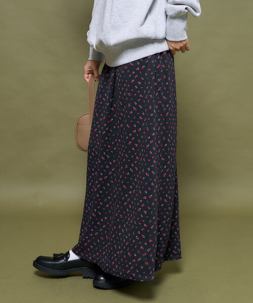 FREAK'S STORE(フリークスストア)の「小花柄セミフレアスカート(スカート・レディース・ブラック/ブルー・フリ-)」の2枚目の写真