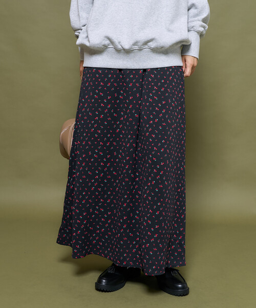 FREAK'S STORE(フリークスストア)の「小花柄セミフレアスカート(スカート・レディース・ブラック/ブルー・フリ-)」の8枚目の写真
