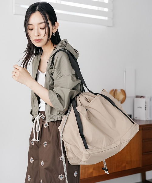 mili an deni(ミリアンデニ)の「ワッシャーナイロンビッグトートバッグ(トートバッグ・レディース・ブラック/ベージュ/アイボリー・F)」の4枚目の写真