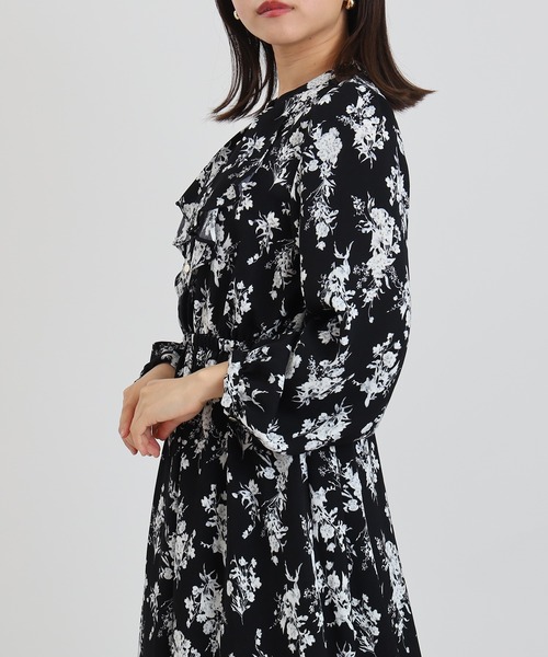 ASTORIA ODIER（アストリアオディール）の「花柄フリルワンピース（ワンピース・レディース・アイボリー/ブラック・MEDIUM/LARGE）」の13枚目の写真